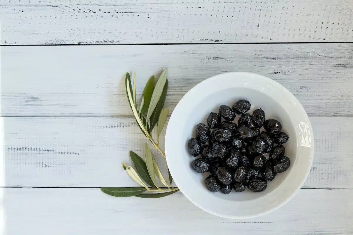 Les bienfaits méconnus de l’olive noire : découvrez ses propriétés et une délicieuse recette